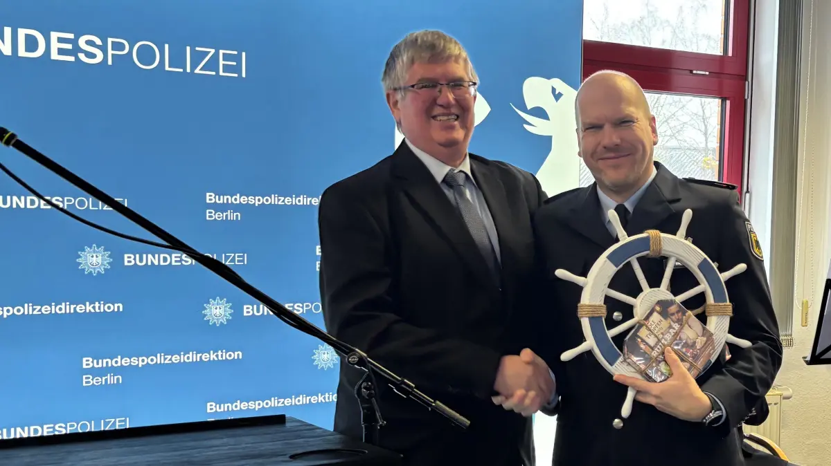 Amtsübergabe in der Bundespolizei-Inspektion Angermünde: Mit einem Festakt wurde Polizeioberrat Jan Michalczyk (r.) offiziell als neuer Leiter der Inspektion eingeführt. Sein Vorgänger POR Tobias Looke übergibt symbolisch das Ruder an den neuen "Kapitän" der Mannschaft.