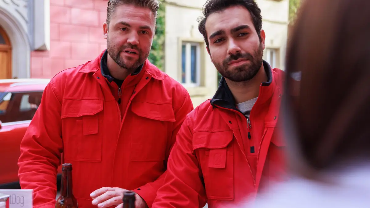Bambi (Ben Heinrich, l.) braucht einen Erfolg und versucht, Samira als Sinas neue MFA zu gewinnen. Rechts Baris (Metehan Demiröz)