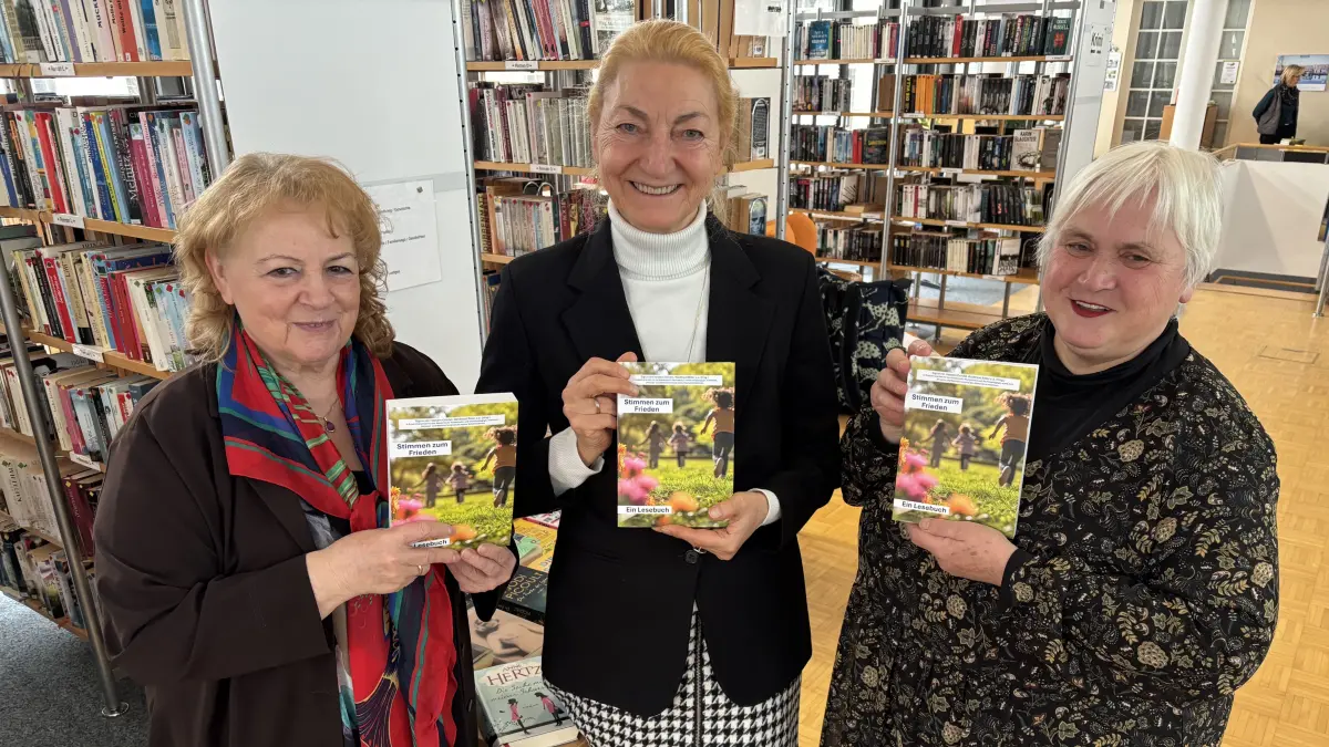 Sigrun von Hasseln-Grindel, Michaela Pranke-Gattig und Waldtraud Böker (v.l.) gehören zum ehrenamtlichen Redaktionsteam und den Herausgebern des Lesebuches „Stimmen zum Frieden“. Drei Exemplare übergaben sie kürzlich an die Bad Saarower Bibliothek zur Ausleihe.