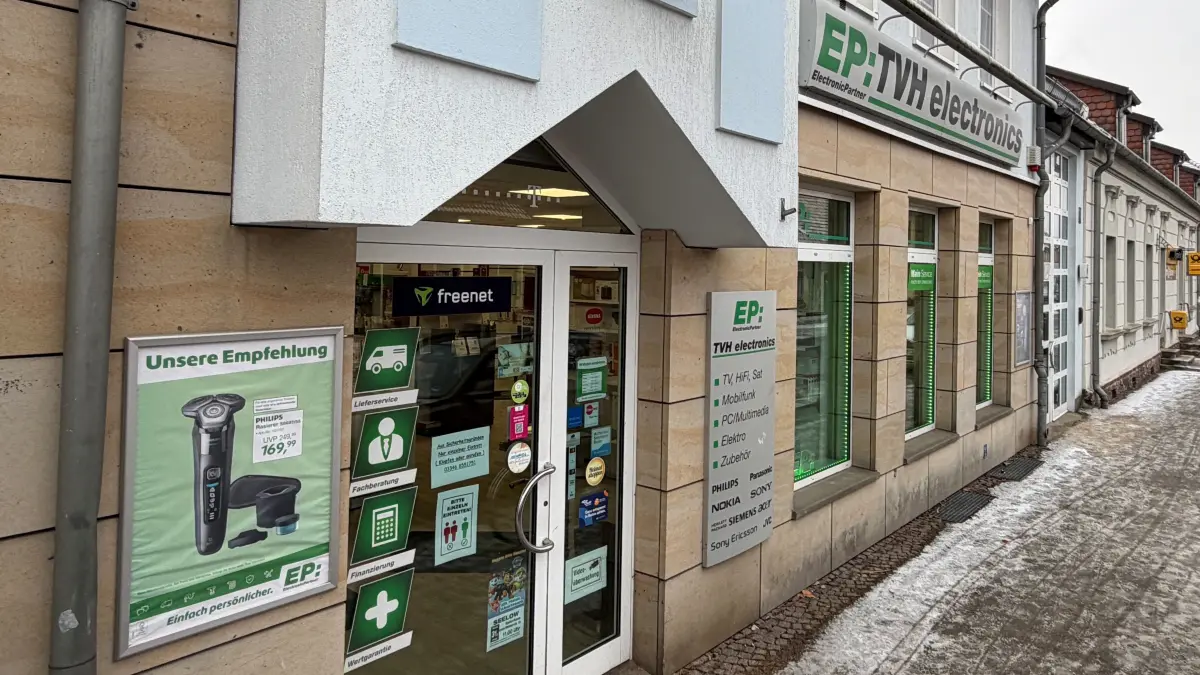 Zweimal wurde die Polizei am Freitag, 23. Januar 2026, in diesen Elektronikmarkt in der Breiten Straße in Seelow gerufen. Was der Grund war und welche Konsequenzen der Inhaber nun daraus zieht.
