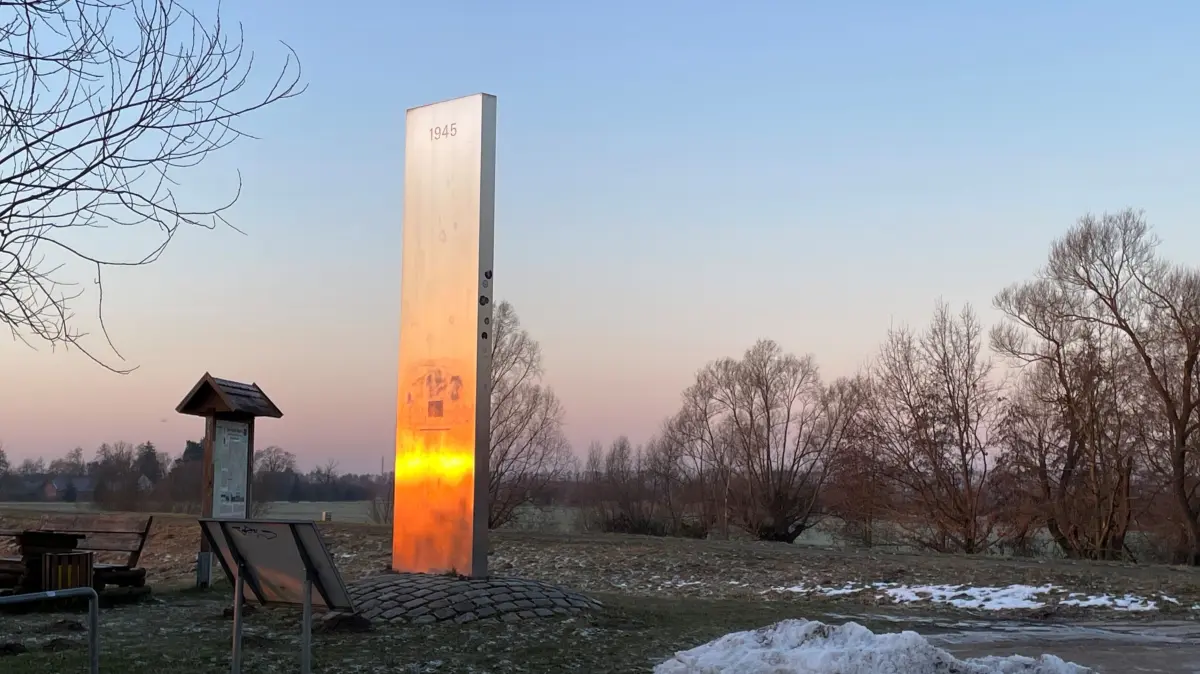 Stele von 1987: Am Fährweg Kienitz erinnert sie an die Bildung des Brückenkopfes durch die Rote Armee im Januar 1945.