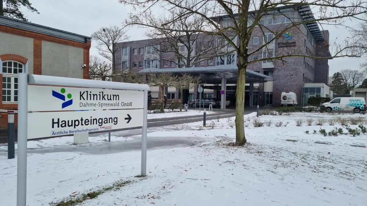 Im Eingangsbereich der Spreewaldklinik in Lübben finden sich keine offensichtlichen Hinweise auf einen Aufenthalt des Schwerverbrechers Frank Schmökel. Das Krankenhaus sagt nichts dazu.