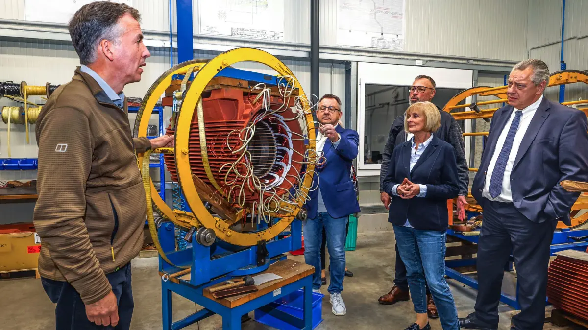 Frankfurt (Oder), 29.10 2025 - Elektromaschinen Service Klaehr - Inhaber, Matthias Bär
Mathias Bär, (links) erläutert Harald Schmidt, Matthias Jahn, Astrid Haak und André Muenzer v.l.n.r. eine Elektromotor.