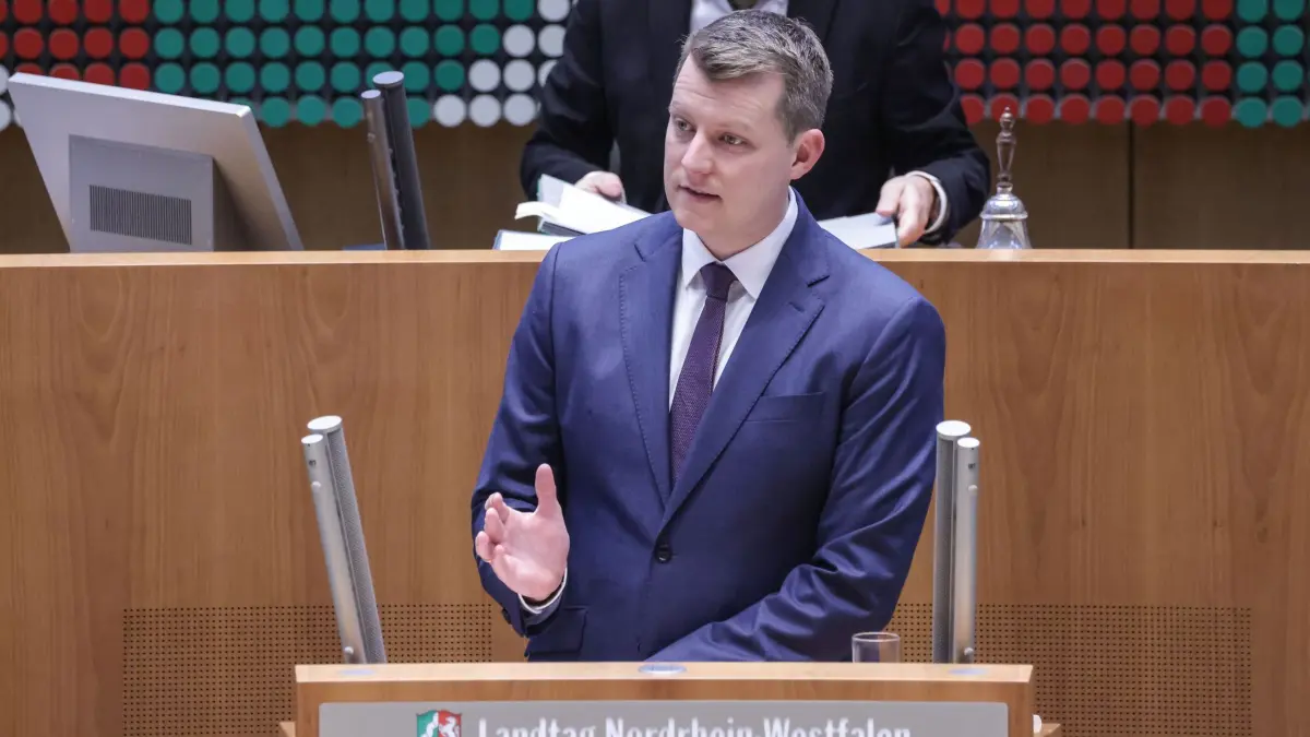 Landtag Düsseldorf: 28.01.2026, Nordrhein-Westfalen, Düsseldorf: Henning Höne (FDP), Fraktionsvorsitzender, spricht im Landtag. Einen Tag nach dem Rücktritt von NRW-Flüchtlingsministerin Paul (Grüne) geht es im nordrhein-westfälischen Landtag erneut um ihre Rolle bei der Aufklärung des Solinger Terroranschlags. Foto: Oliver Berg/dpa +++ dpa-Bildfunk +++