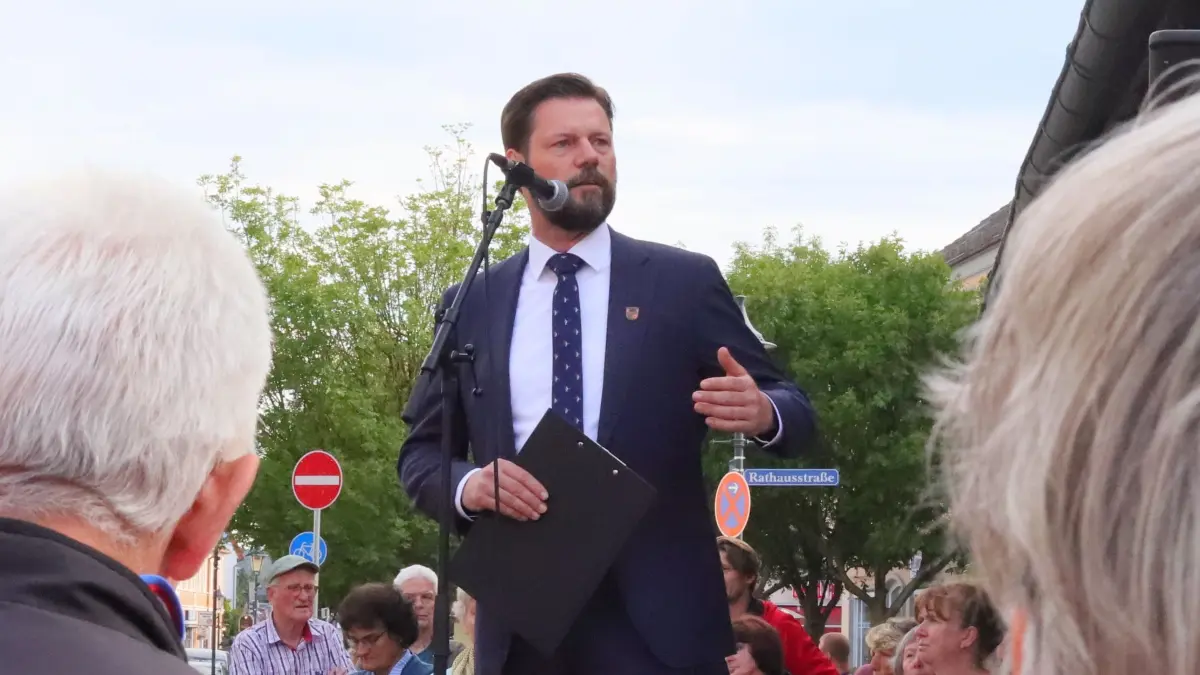 Fürstenwaldes Bürgermeister Matthias Rudolph auf einer Demo gegen Einsparungen der Stadt. Er vertritt eine klare Linie, seine Gegner fordern Änderungen. (Archivfoto)