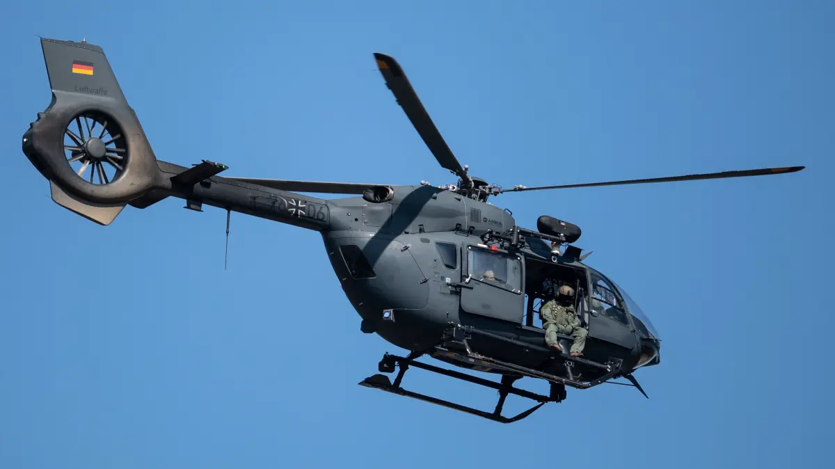 Ein Hubschrauber der Bundeswehr (H145M), der normalerweise zum Absetzen von Spezialkräften genutzt wird, fliegt über dem Ortsteil Blessem. +++ dpa-Bildfunk +++