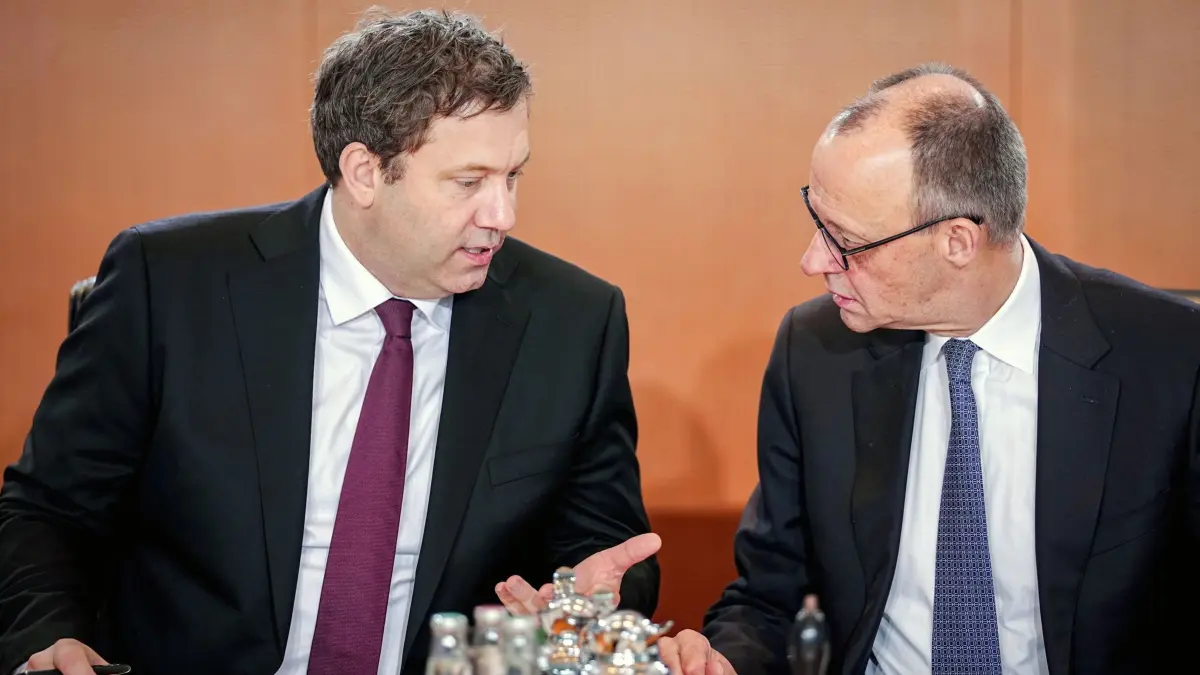 Bundeskabinett: 28.01.2026, Berlin: Lars Klingbeil (SPD, l), Bundesminister der Finanzen, Vizekanzler und SPD-Bundesvorsitzender, und Bundeskanzler Friedrich Merz (CDU) nehmen an der Sitzung des Bundeskabinetts im Bundeskanzleramt teil. Foto: Kay Nietfeld/dpa +++ dpa-Bildfunk +++