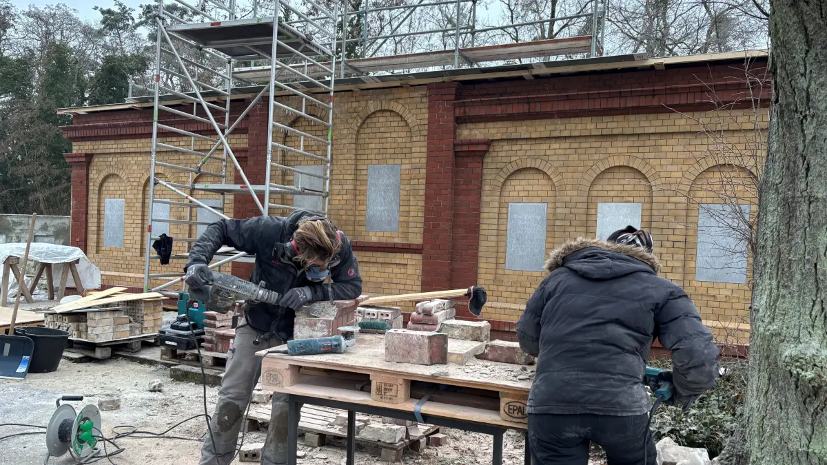 Auf dem Friedhof Angermünde werden die historischen Mauergräber saniert. Die Grabstätte Dieterle und Schüler war einsturzgefährdet. Michael Bauer und Catalina Schulz von der Firma Kamjen Restaurierung tragen die Mauerkrone ab, die später wieder restauriert wird.