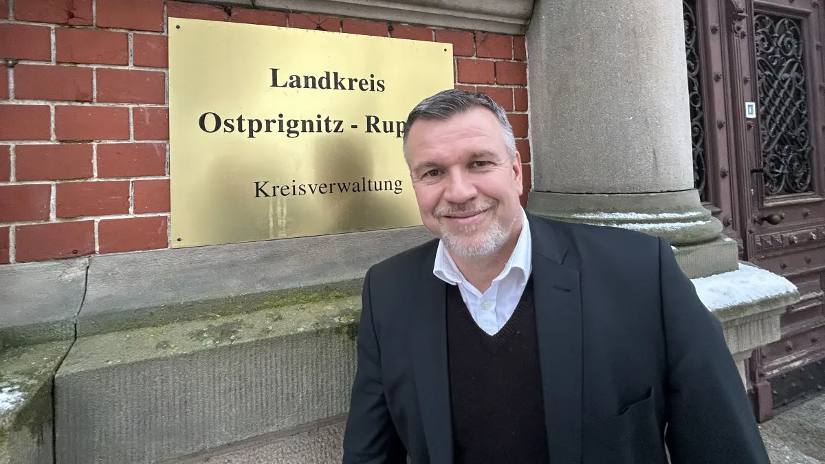 Ralf Reinhardt (SPD) ist seit 2010 Landrat in Ostprignitz-Ruppin. Der Politiker wird im Internet immer häufiger mit Hass und Hetze konfrontiert. Dennoch strebt er eine dritte Amtszeit an.