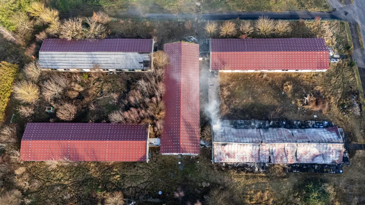 Die Baracken am Langen Grund in Schwedt sind ungenutzt und verfallen – und leider auch Feld für vermutete Brandstiftung. Wie ist der Stand der Ermittlungen und kann die Stadt Schwedt für Sicherheit in dem Gebiet sorgen?