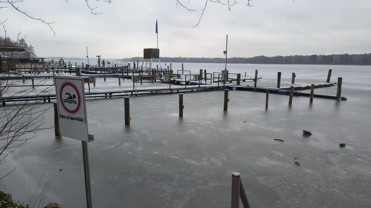 Nur für Eisbader dürfte der zugefrorene Werbellinsee momentan interessant sein. Für Anwohner und Gäste hat der See auch im Winter seinen Reiz.