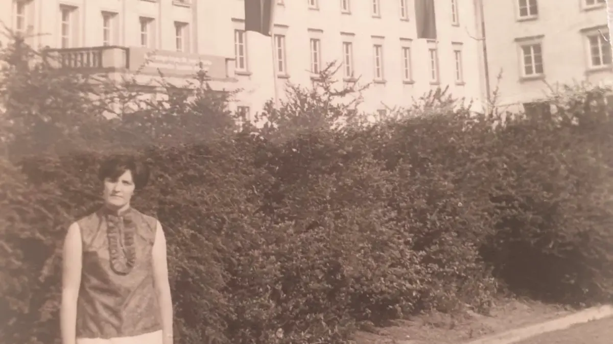 Hannelore Thürfelder (heute 82 Jahre alt) als junge Lehrerin vor dem