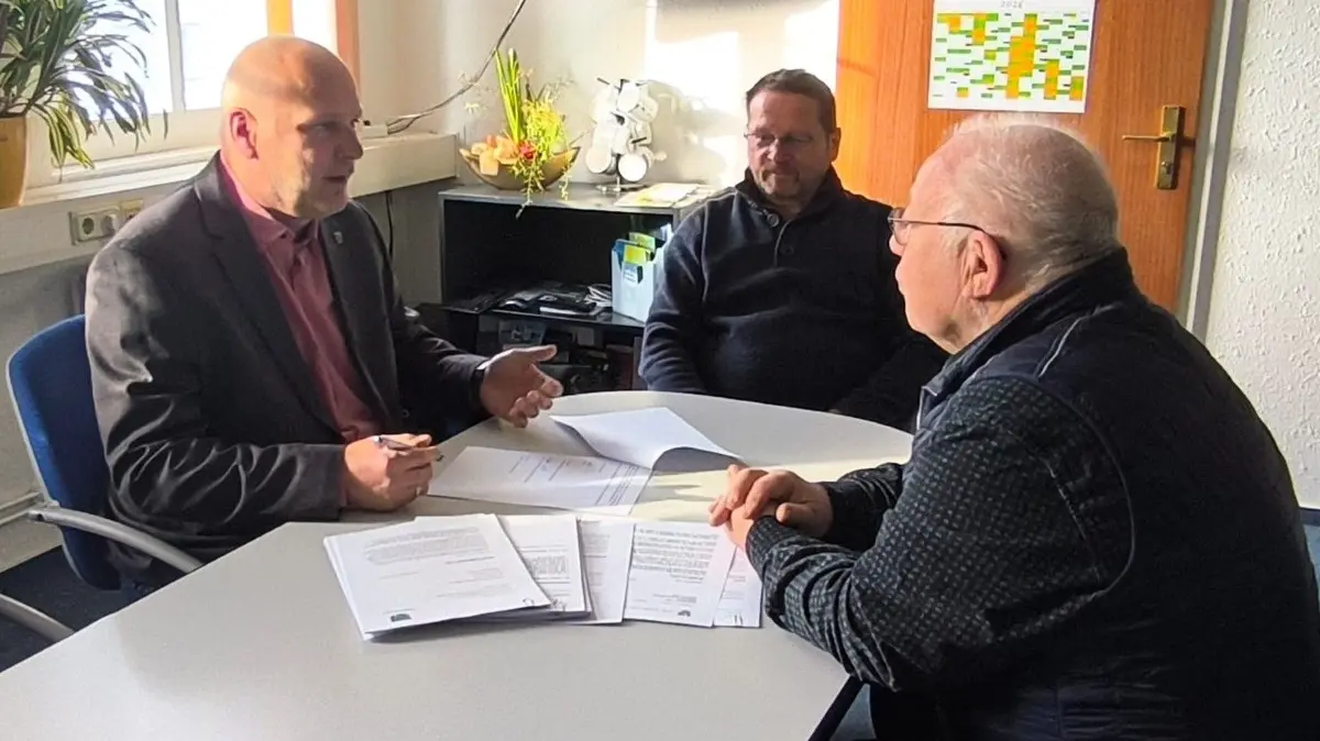 Versehen gerade das Begleitschreiben zur Petition mit ihrer Unterschrift: die beiden Bürgermeister René Weiner (Groß Lindow/links) und Horst Siebke (Brieskow_Finkenheerd/rechts). In der Mitte sitzt Initiator Dirk Wesuls. Die Unterschrift vom Müllroser Bürgermeister Thomas Kühl wurde einen Tag später eingeholt.