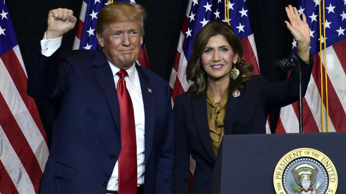 07.09.2018, USA, Sioux Falls: Präsident Donald Trump, Präsident der USA, spricht während einer Benefizveranstaltung in Sioux Falls, South Dakota. Er trat beim Noem-Rhoden Victory Committee auf, einem Fundraising-Komitee, mit dem u.a. die Kandidatur von Kristi Noem (r) für das Amt des Gouverneurs von South Dakota unterstützt wird. Foto: Susan Walsh/AP/dpa +++ dpa-Bildfunk +++