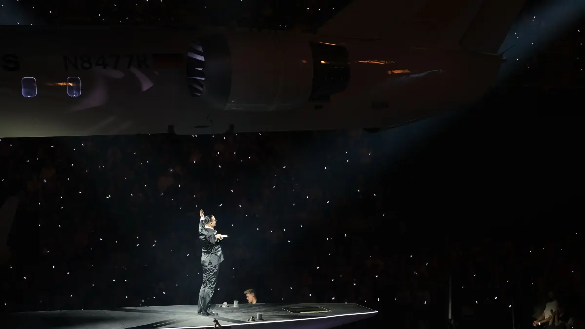 Am Ende des Konzerts in der Uber Arena sprühten aus den Triebwerken helle Funken.