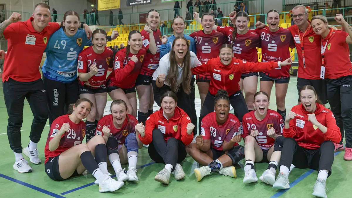 Hoffen auf Fortsetzung: Das Team des Frankfurter HC bejubelt den Erfolg gegen den TSV Altenholz. Kann der Tabellenletzte der 3. Handball-Liga Nord jetzt beim VfL Oldenburg II nachlegen?
