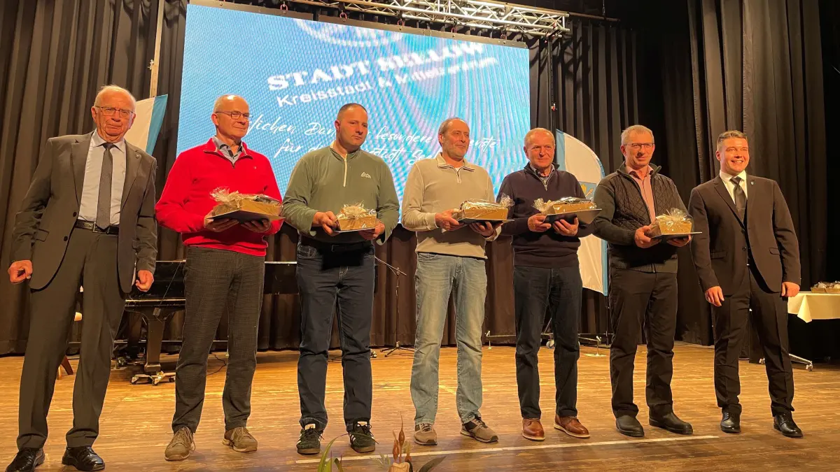 Ausgezeichnet: Stellvertretend für die Firmen und Wegbegleiter Seelow wurden Uwe Sauer, Lothar Krautzig, Lutz Mielke, Siegmar Sixdorf und Gerald Merk von Bürgermeistre Robert Nitz (r.) und Stadtverordnetenvorsteher Wolfgang Heinze (l,) für die jahrelange, stets zuverlässige und vertrauensvolle Zusammenarbeit mit der Ehrenurkunde des Bürgermeisters der Stadt Seelow ausgezeichnet.