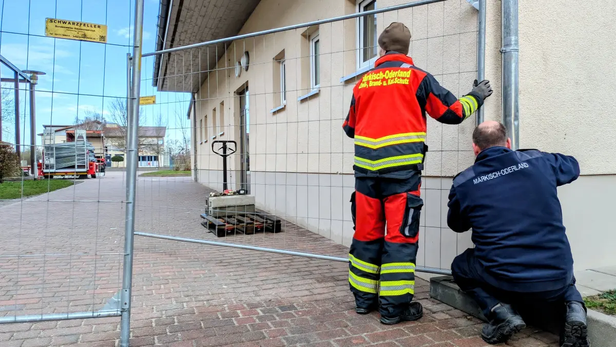 Am 12. Dezember 2025 stellten Mitarbeiter des Landkreises Märkisch-Oderland Bauzäune auf dem Gelände der Lenné-Schule in Hoppegarten auf. Als Grund wurde Kindswohlgefährdung seitens des Landkreises genannt.