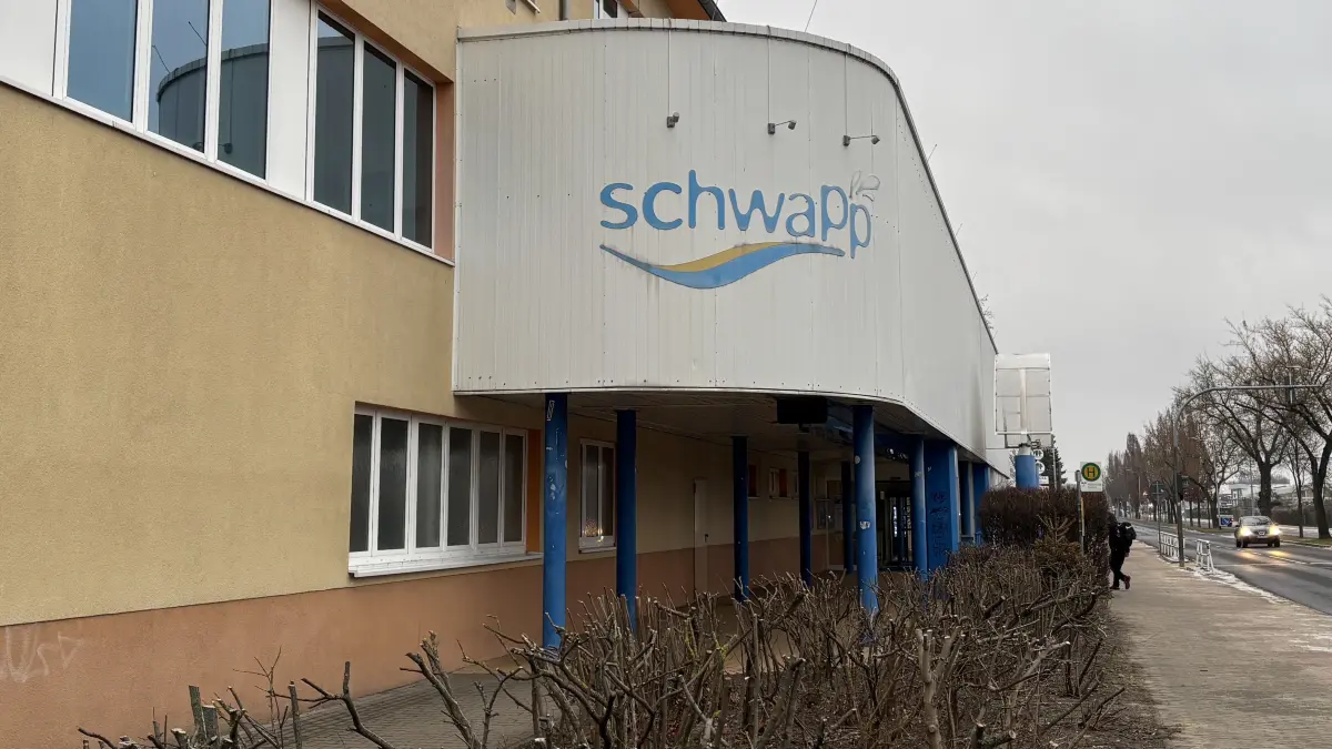 Das Schwimmbad Schwapp in Fürstenwalde ist in die Jahre gekommen. Der Umbau der Umkleiden läuft im Vollbetrieb. Was auf Besucher zukommt.