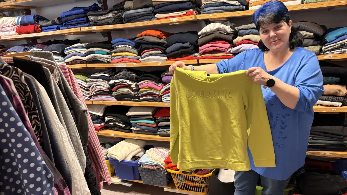 Second Hand: Elke Sorge, ehrenamtliche Mitarbeiterin der Kleiderkammer des DRK in Bad Freienwalde präsentiert gebrauchte Kleidung, die trotzdem noch gut aussieht.