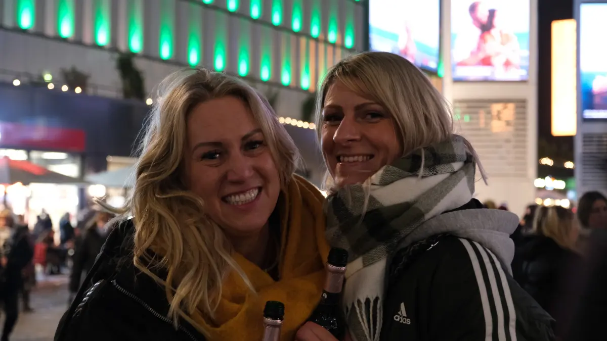 Anne und Madelene (v.l.) sind von Biesenthal bis nach Berlin gefahren, um Apache live zu erleben – zum dritten Mal. Auf „Sport“ freuen sie sich besonders. Einfach, weil es passt.