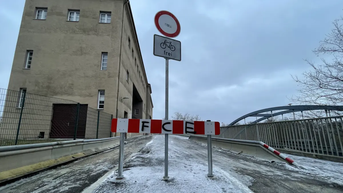 Für Autos gesperrt: Die Brücke an der Zwillingsschachtschleuse in Eisenhüttenstadt im Verlauf der L372 kann seit zweieinhalb Jahren wegen Baufälligkeit nicht befahren werden. Ein Neubau verzögert sich weiter.