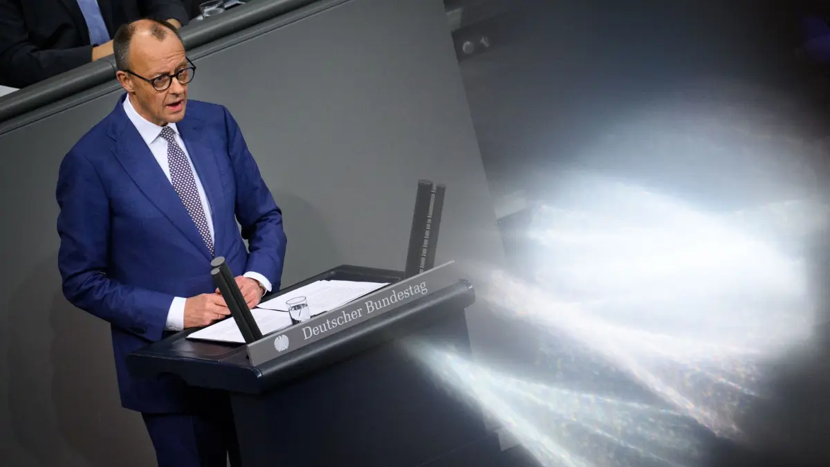 Bundestag: 29.01.2026, Berlin: Bundeskanzler Friedrich Merz (CDU) gibt in der 56. Plenarsitzung der 21. Legislaturperiode im Deutschen Bundestag eine Regierungserklärung zur aktuellen außenpolitischen Lage ab. Die weiteren Hauptthemen der heutigen Sitzung sind eine Aktuelle Stunde zum Mercosur-Abkommen, sowie Debatten zur Resilienz kritischer Anlagen, Bürokratieentlastung für Banken, die Verlängerung des Bundeswehreinsatzes im Irak, und eine EU-Richtlinie zur Kriminalitäts- und Terrorismusbekämpfung. Foto: Bernd von Jutrczenka/dpa +++ dpa-Bildfunk +++