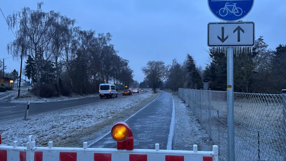 28.1.2026, Radweg an der B2, Angermünde. Der Radweg an einem Teilstück der B2 in Angermünde kann noch nicht durch Radfahrer benutzt werden. Wie sinnvoll ist der Radweg aus Sicht des ADFC in der Region?