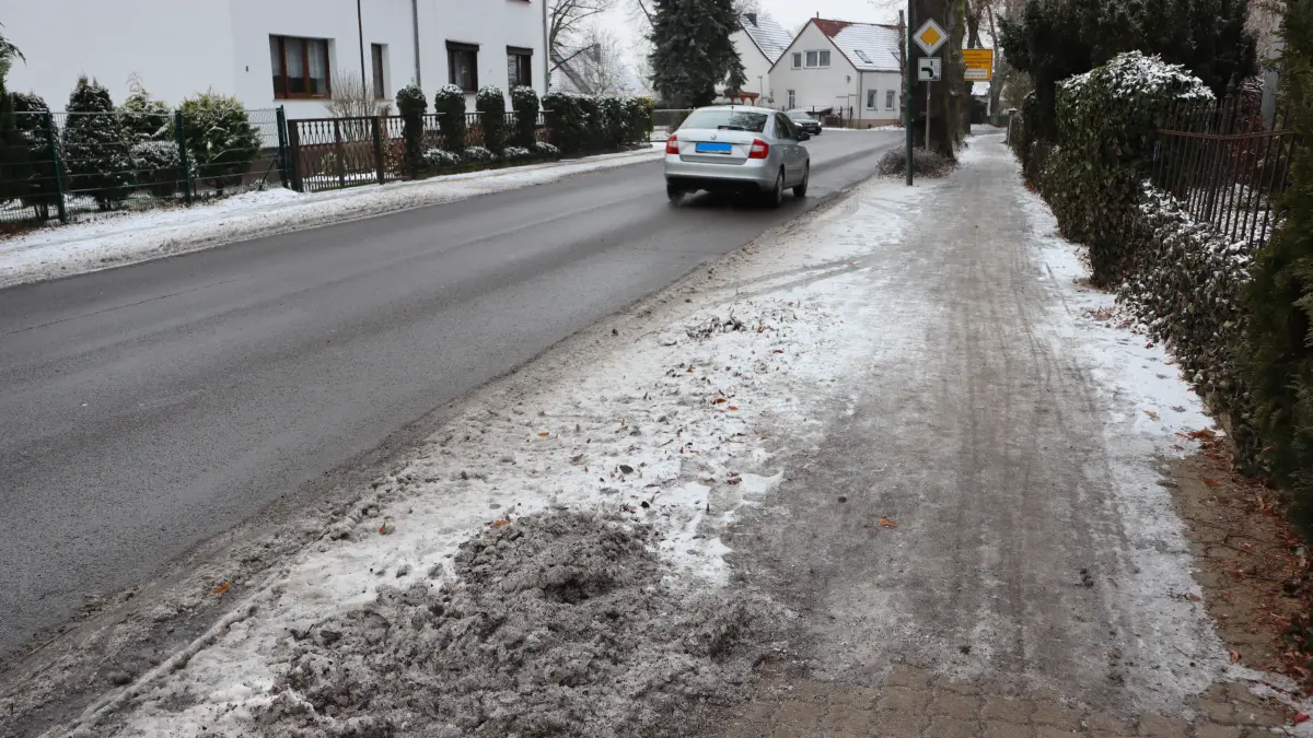 Viele Gehwege sind derzeit nicht ausreichend geräumt oder gestreut. Wer ist dafür verantwortlich?