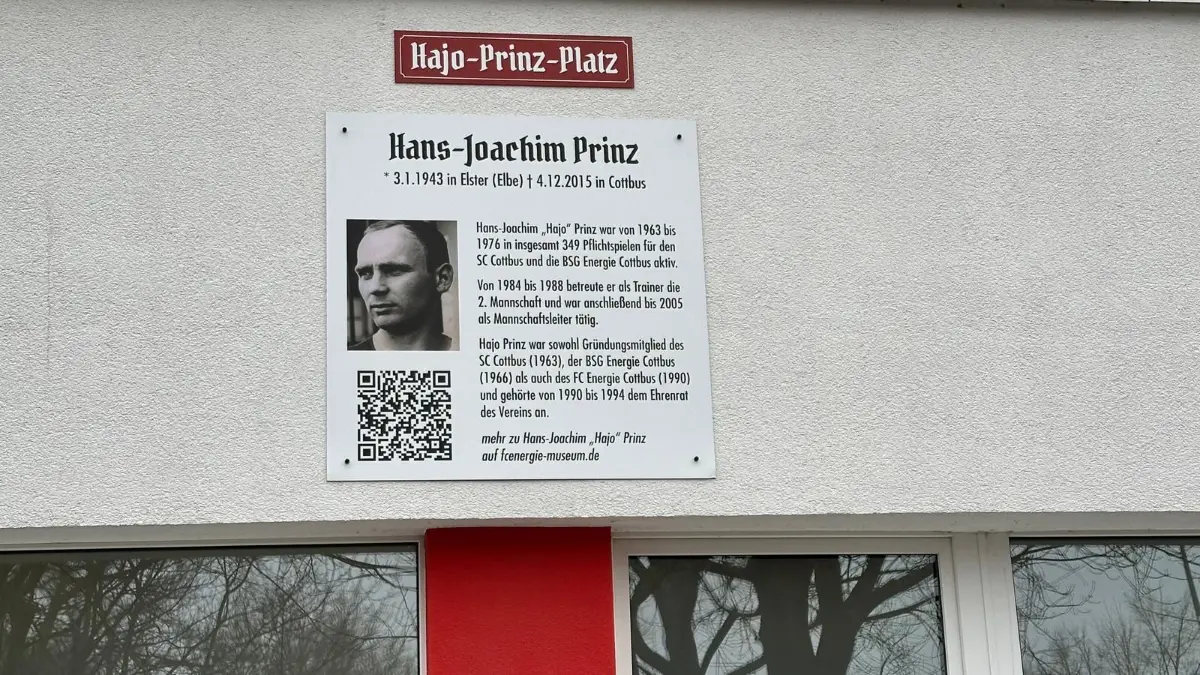 Eine Plakette am Leag Energie Stadion würdigt Hajo Prinz.