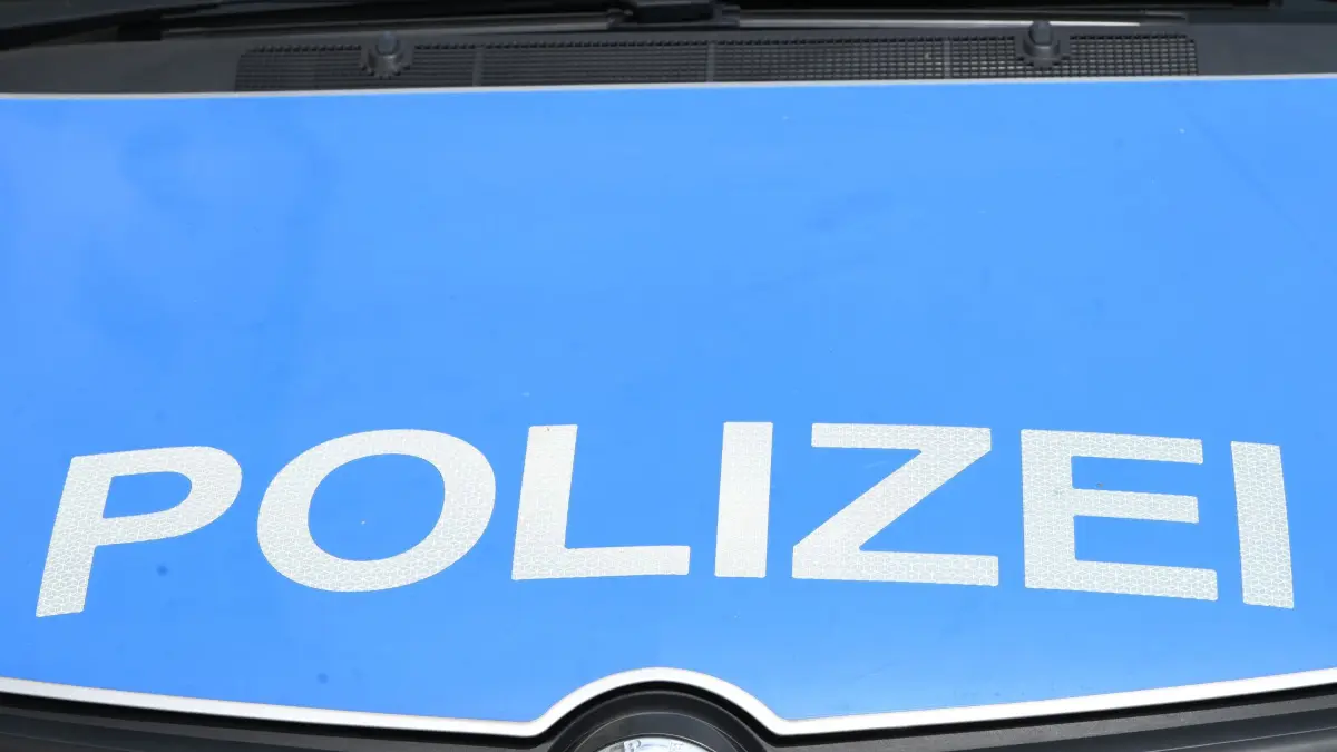 Polizei - Symbolbild: ARCHIV - 22.07.2025, Berlin: Auf einer Motorhaube steht der Schriftzug Polizei. (zu dpa: «Wildpinkler mit Schreckschusspistole ins Gesicht geschossen») Foto: Malin Wunderlich/dpa +++ dpa-Bildfunk +++