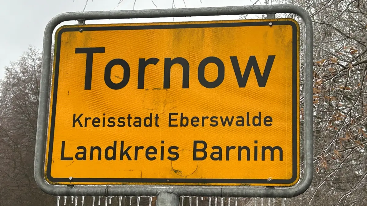 Eiszapfen am Ortsschild: In Tornow, einem dörflichen Ortsteil von Eberswalde, leben mit Stand von Ende 2025 etwa 340 Einwohner. Die Gesamtstadt zählt knapp 44.200 Einwohner.