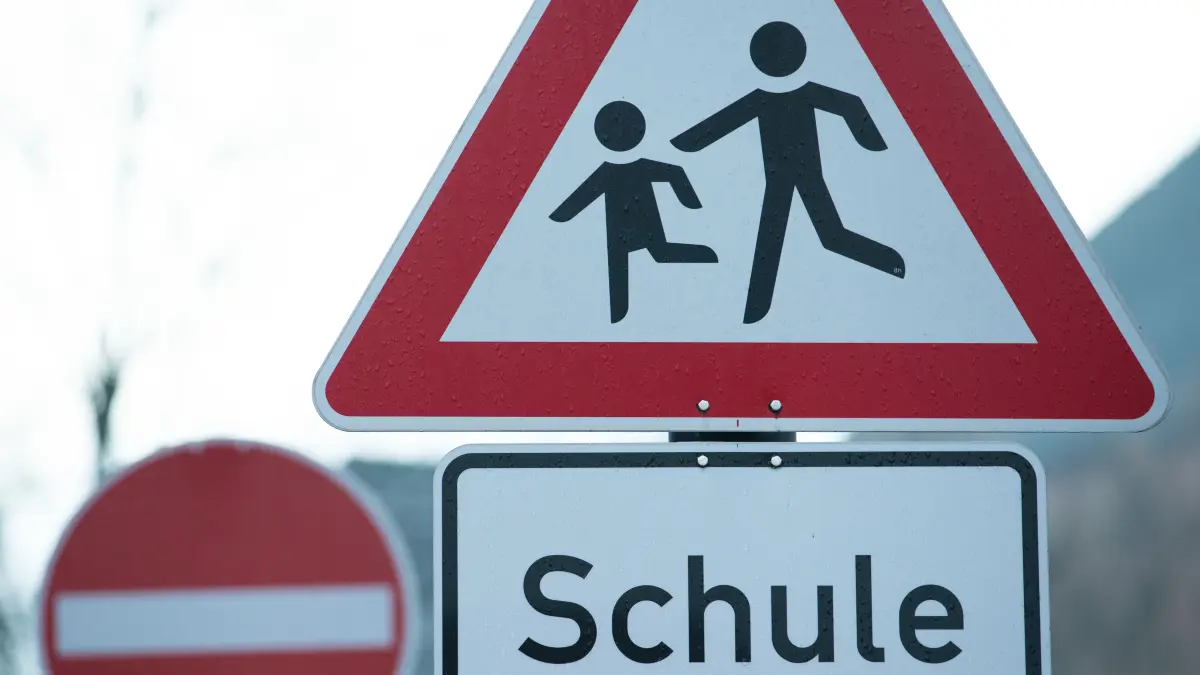Blick auf die Straßenschilder „Achtung Kinder“ und „Schule“. Der Schulbetrieb steht während der Corona-Krise vor großen Herausforderungen. Verhaltensmaßnahmen, Hygiene- und Schutzmaßnahmen, Lüften, Tragen von Mund-Nasen-Schutz und immer wieder Quarantänefälle müssen bewältigt werden. +++ dpa-Bildfunk +++