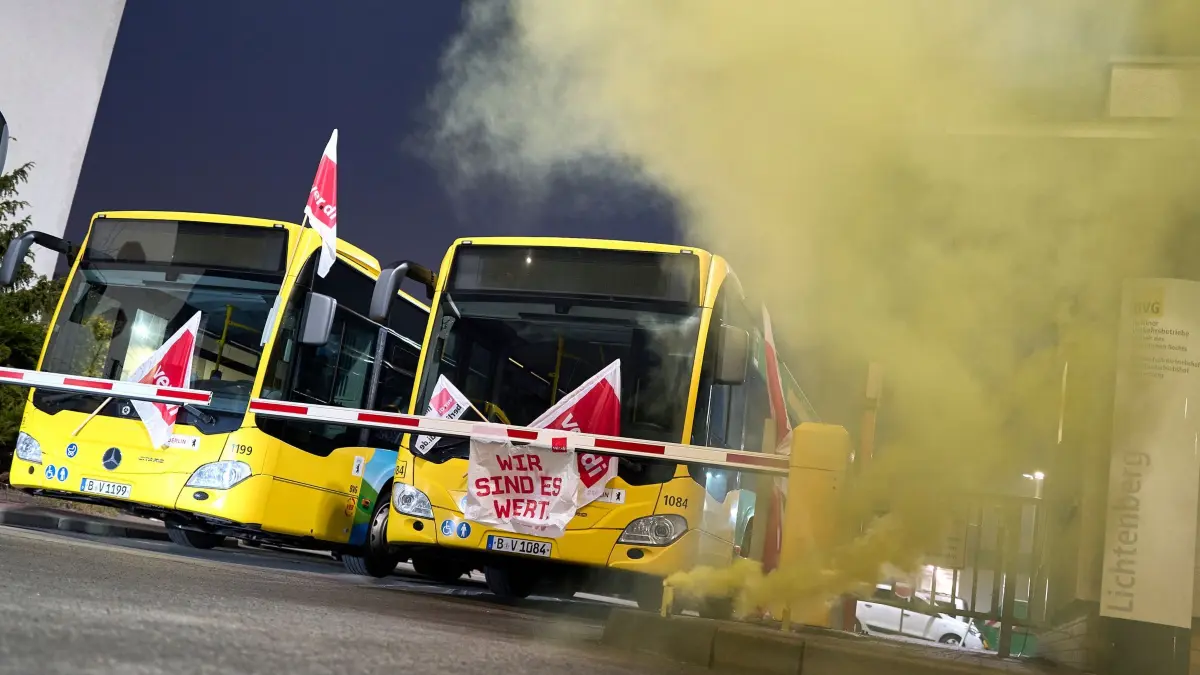 Warnstreiks bei der BVG: ARCHIV - 26.03.2025, Berlin: Auftakt zu zweitägigem Warnstreik bei den Berliner Verkehrsbetrieben, Busse und Bahnen bleiben im Depot in der Siegfriedstraße in Berlin-Lichtenberg. (zu dpa: «Warnstreiks am Montag: Einschränkungen im ÖPNV gehen weiter») Foto: Michael Ukas/dpa +++ dpa-Bildfunk +++