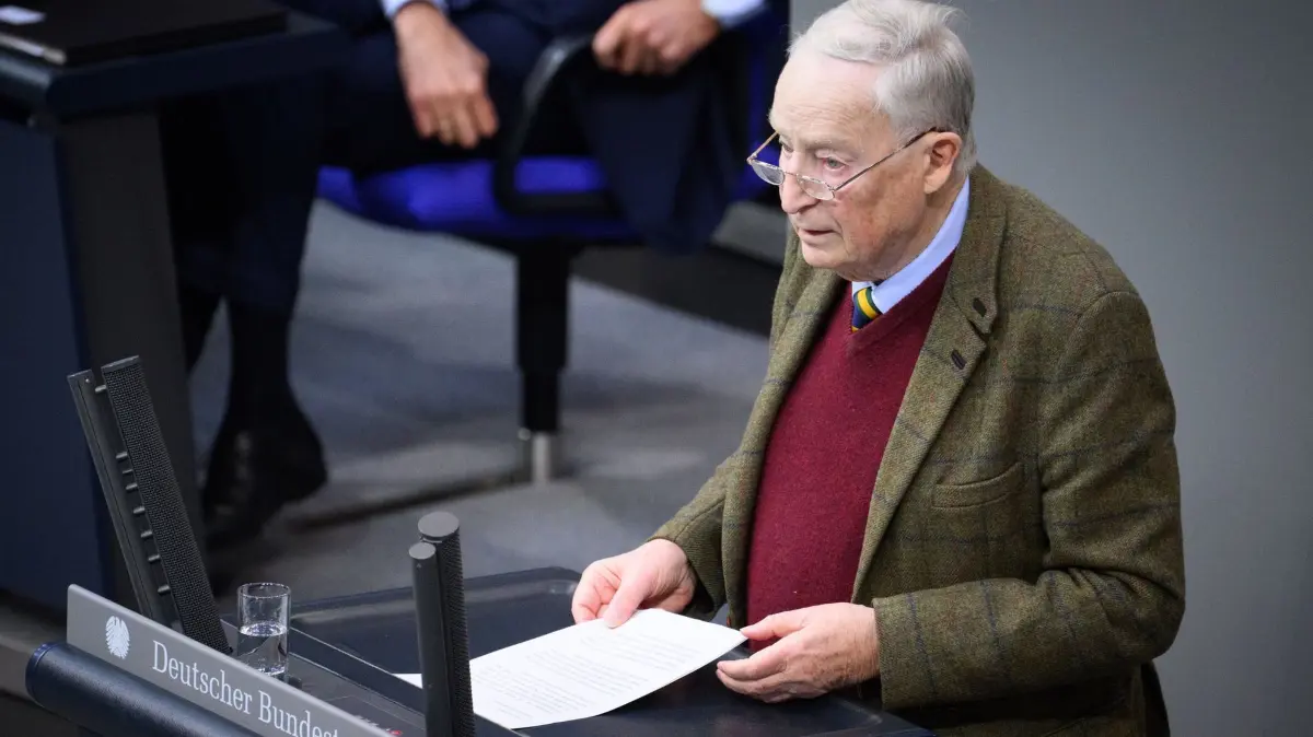 Bundestag: 30.01.2026, Berlin: Alexander Gauland (AfD) spricht während der vereinbarten Debatte zum 150. Geburtstag von Konrad Adenauer in der 57. Plenarsitzung der 21. Legislaturperiode im Deutschen Bundestag. Die Hauptthemen der heutigen Sitzung sind eine Regierungserklärung der Bundeswirtschaftsministerin zum Jahreswirtschaftsbericht 2026 und ein Gesetzentwurf zur Erleichterung der Nierenspende. Foto: Bernd von Jutrczenka/dpa +++ dpa-Bildfunk +++