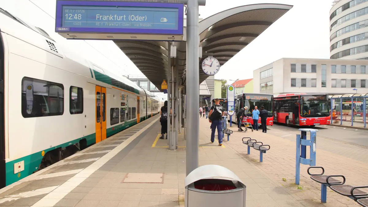 Streik bei Bus und Bahn am Montag, 2. Februar. Betroffen sind auch Busse in Fürstenwalde, die RE1 sowie Linien in Beeskow, Erkner, Storkow, Eisenhüttenstadt und Bad Saarow.
