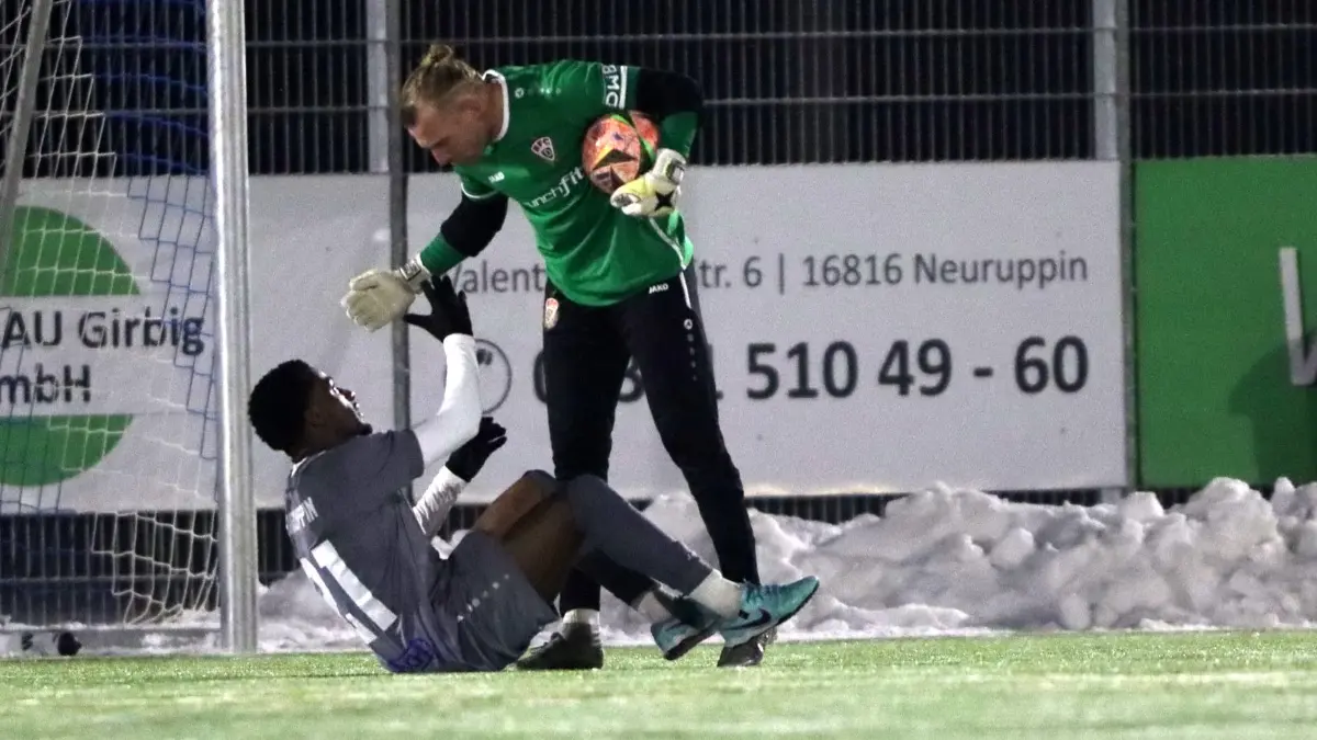 Testspiel MSV Neuruppin gegen BFC Dynamo 1:3, in Neuruppin am 30. Januar 2026, Torwart Kevin Sommer und Ginel Alfred Ronde
