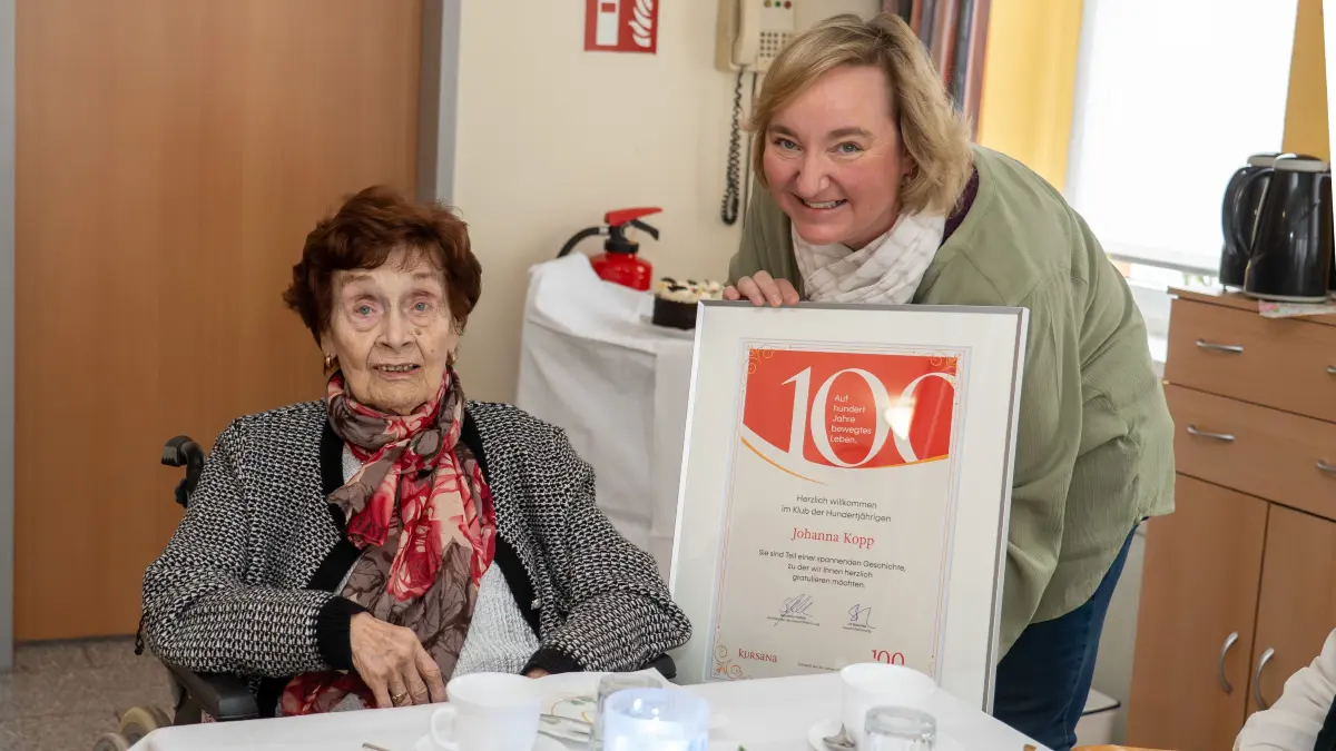 Schwedt, 30.01.2026: Johann Kopp feiert ihren 100. Geburtstag. Direktorin Katrin Jong vom Kursana Domizil Haus Andreas gratuliert ihrer Bewohnerin.