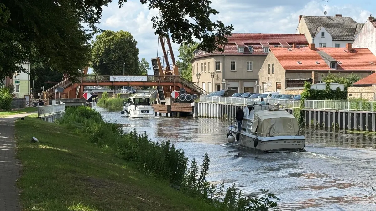 Havel in Zehdenick mit Blick auf die Dammhastbrücke