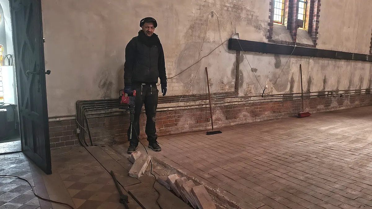 Josef Wallmann bei seiner Arbeit in der Johanniskirche. Die vielen Steine, die er ausbaut, sind ein Zeugnis alter Handwerkskunst, welches so weit wie möglich erhalten werden soll.