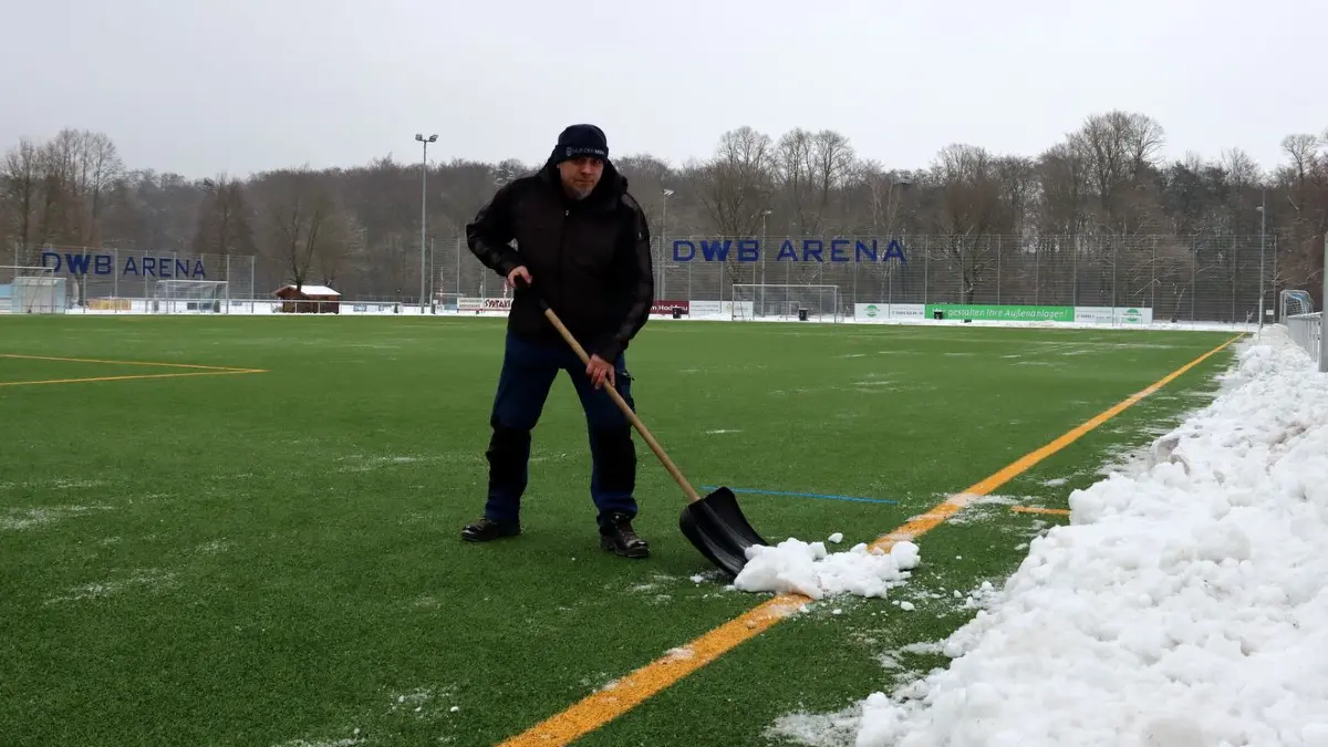 So gut wie schneefrei: Beim MSV Neuruppin tummeln sich in den nächsten Tagen die Vereine, bei denen nicht gespielt werden kann. Um den Kunstrasenplatz kümmert sich auch Platzwart Matthias Wolf.