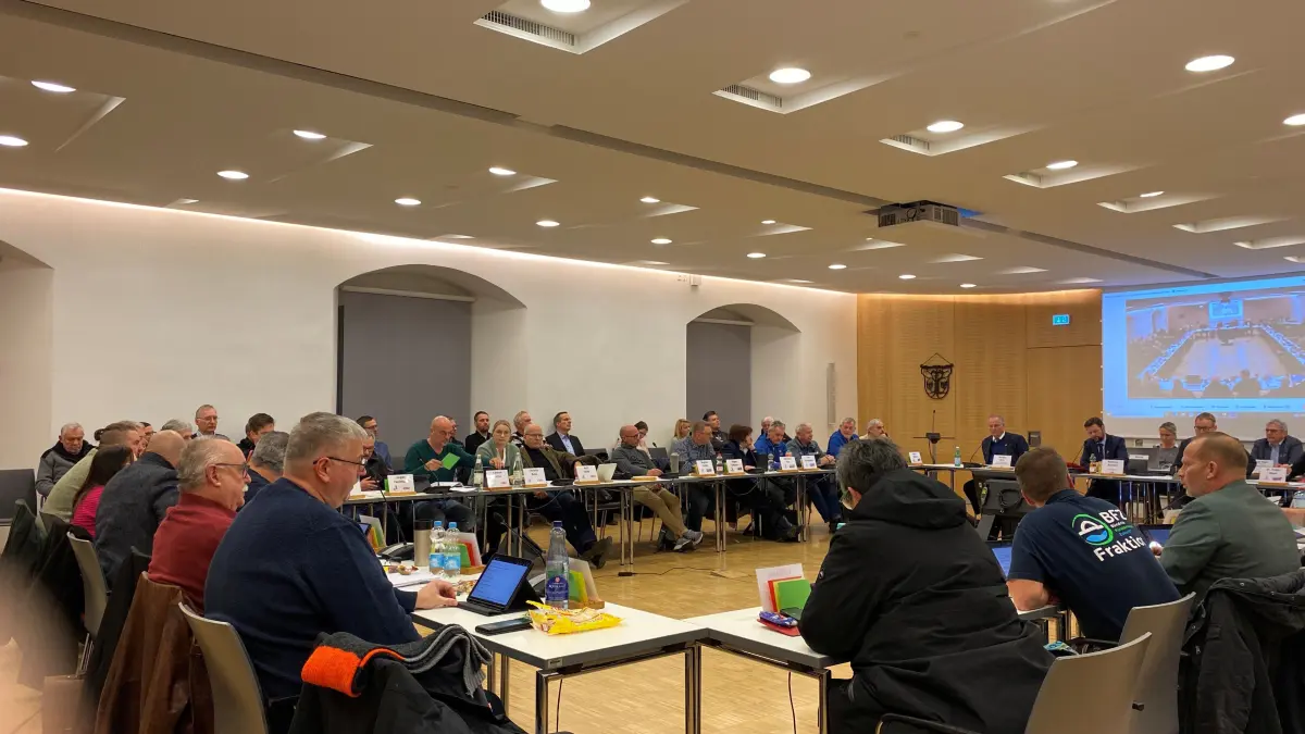 Blick in den Festsaal des Alten Rathauses von Fürstenwalde: Dort tagen die Stadtverordneten und entscheiden unter anderem über das Geld. Für 2026 stehen schwere Zeiten bevor.