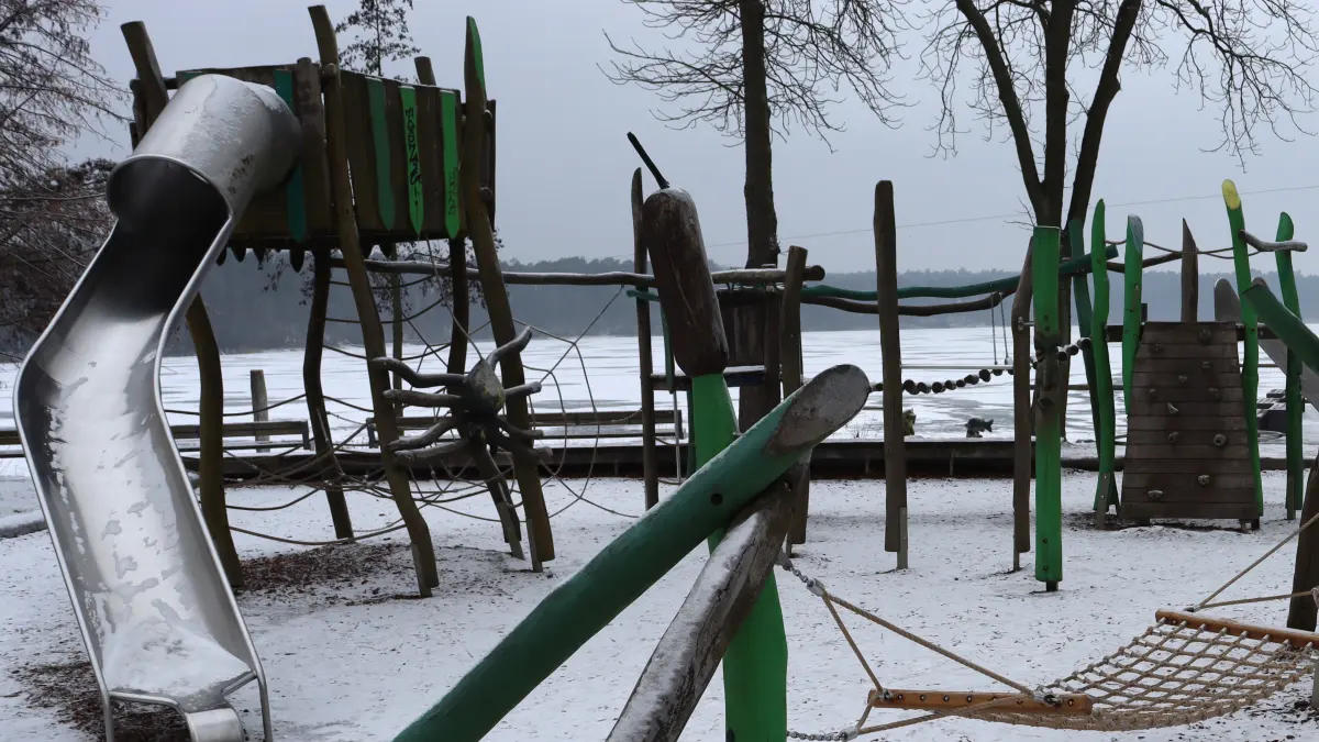 Damit sich Familien in Strausberg wohlfühlen, braucht es nicht nur Spielplätze wie den an der Fähre. Die Kandidierenden zur Bürgermeisterwahl formulieren eigene Ideen, wie man für Eltern mit Kindern attraktiv werden kann.
