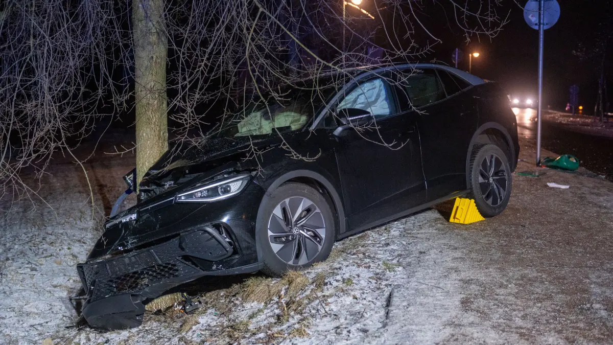 Der verletzte Fahrer des E-Fahrzeuges musste von den Rettungskräften in ein Krankenhaus gebracht werden.