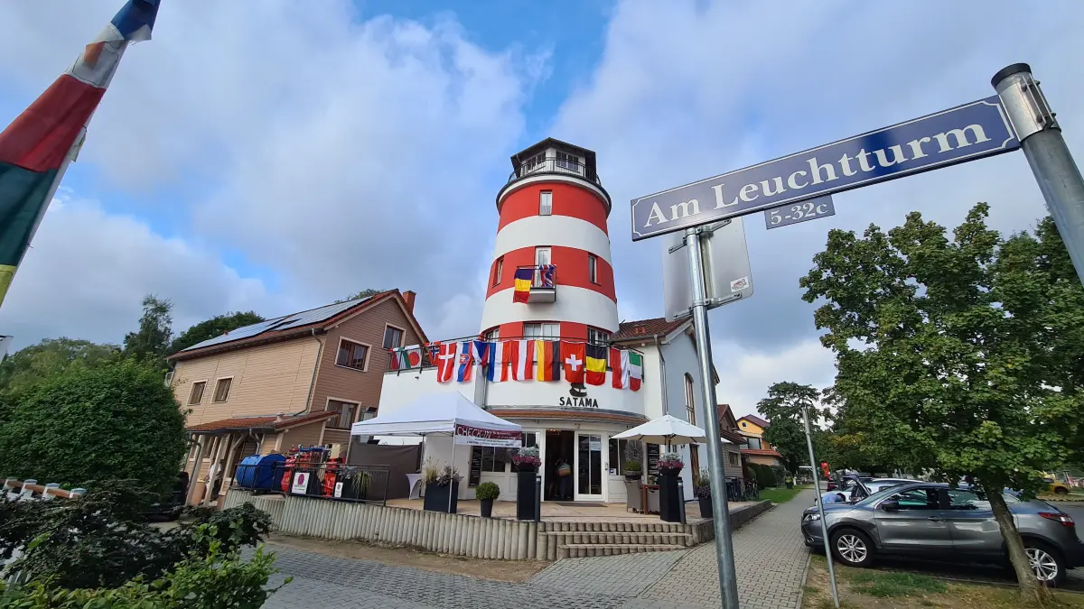 Der Leuchtturm am Saunadorf Satama ist inzwischen das Wahrzeichen von Wendisch Rietz. Dieses Jahr feiert der Erholungsort am Scharmützelsee 650. Geburtstag.