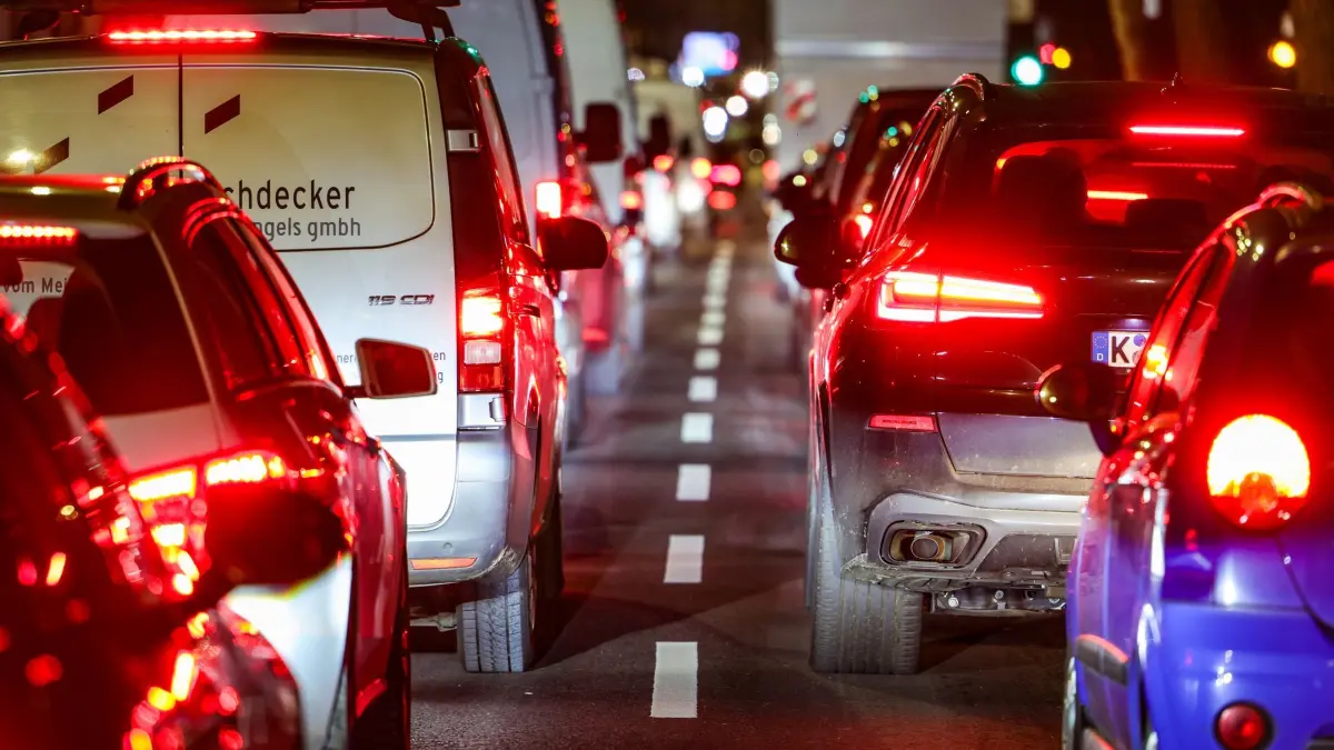 TomTom Traffic Index - jährliche Untersuchung der Verkehrstaus i: ARCHIV - 21.01.2026, Nordrhein-Westfalen, Köln: Fahrzeuge stehen im Stau in Berufsverkehr am Morgen auf der Inneren Kanalstraße in Köln. (zu dpa: «NRW ist «Staukönig» – Opposition wirft Wüst Versagen vor») Foto: Christoph Reichwein/dpa +++ dpa-Bildfunk +++