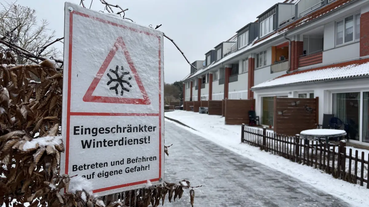Im Lindenzentrum Neuruppin ist der Winterdienst nicht nur eingeschränkt, sondern fällt gerade komplett aus. Grund ist die Zahlungsunfähigkeit des Vermieters, die Noratis AG. Die Mieter sind sauer.