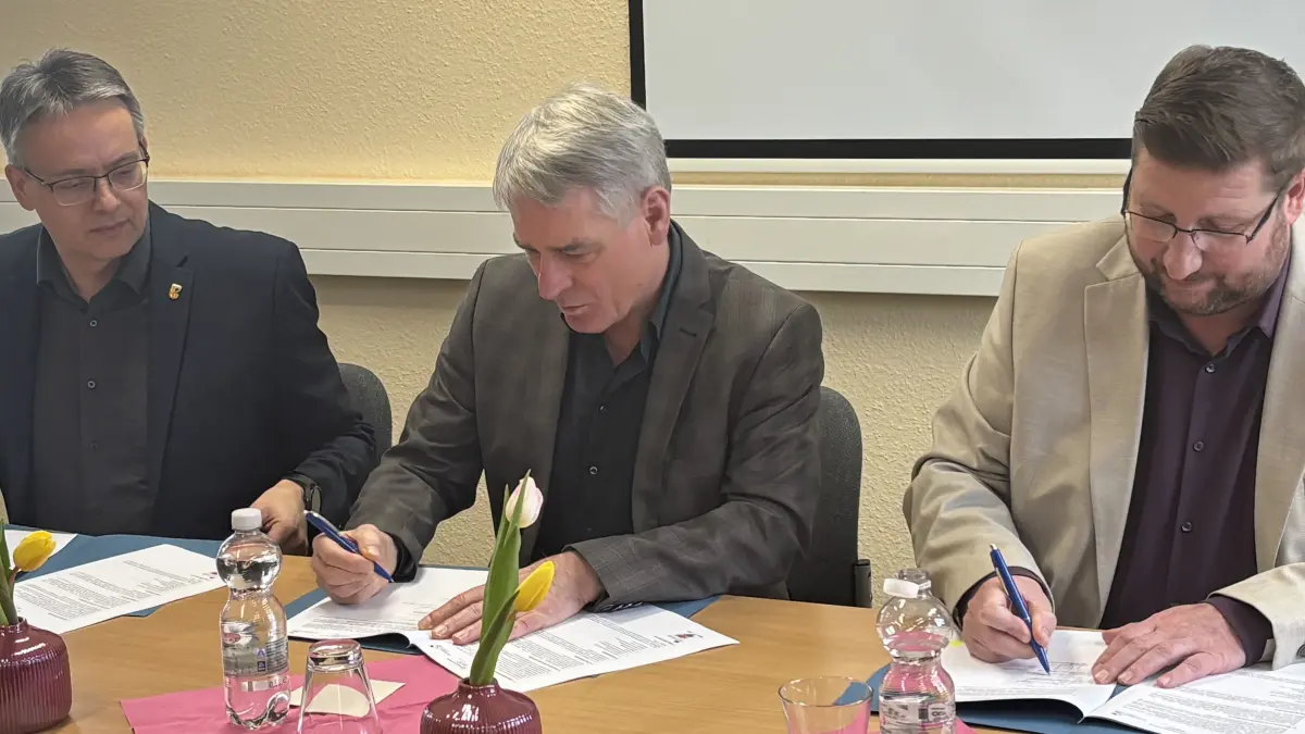 Jugendamtsleiter Jörg Keppler, Leiter des Jugendamtes, Jochem Freyer Vorsitzender der Geschäftsführung der Agentur für Arbeit Frankfurt (Oder) und Tino Kriegel, Leiter des Jobcenters (von links) haben die Vereinbarung zur Jugendberufsagentur unterschrieben.