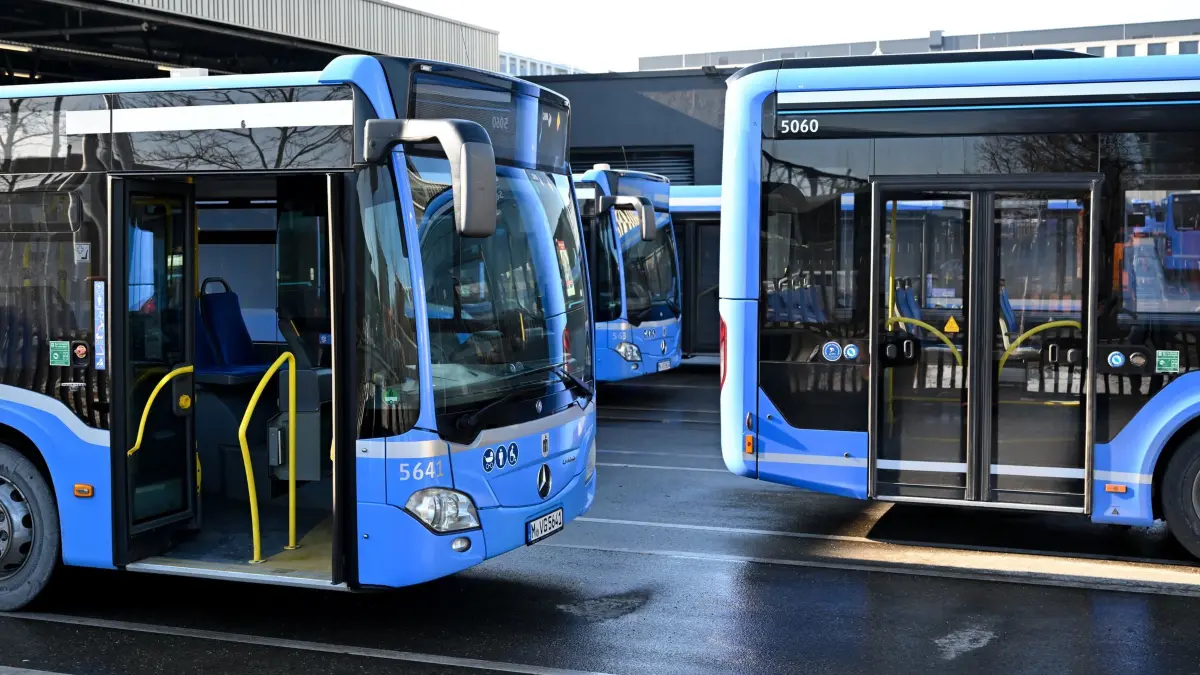 Vor Warnstreiks im öffentlichen Nahverkehr - München: 30.01.2026, Bayern, München: Busse der Münchner Verkehrsgesellschaft (MVG) stehen in einem Betriebshof. Am Montag soll es bundesweit Warnstreiks im öffentlichen Nahverkehr geben. Foto: Sven Hoppe/dpa +++ dpa-Bildfunk +++