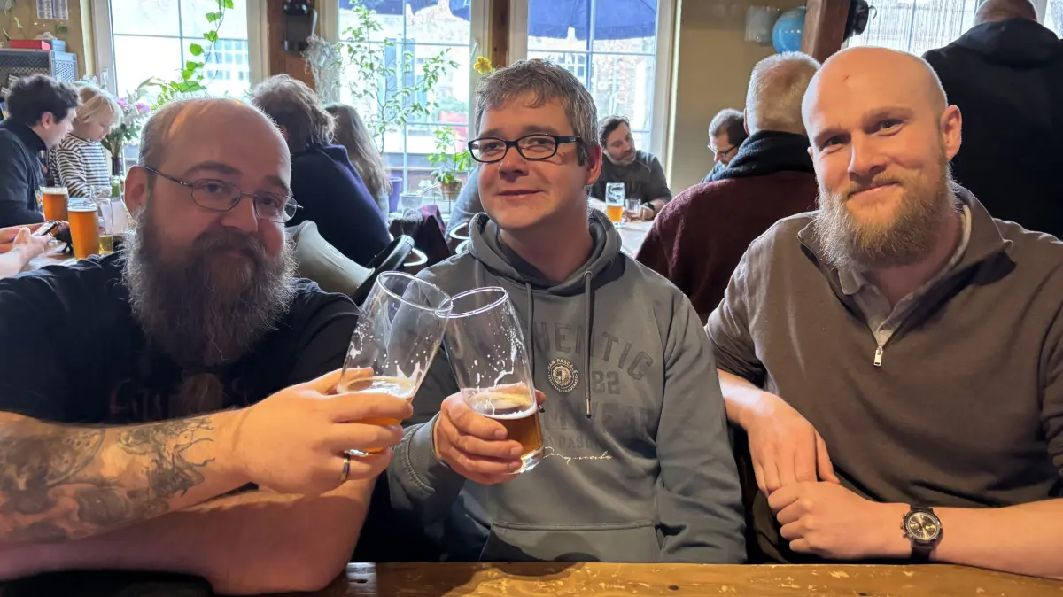 Brauer und Bierliebhaber: Timm Fischer, Mario Doss und Stephan Adrejewski verkosten ein Pale Ale auf dem Bierfestival in Eberswalde.